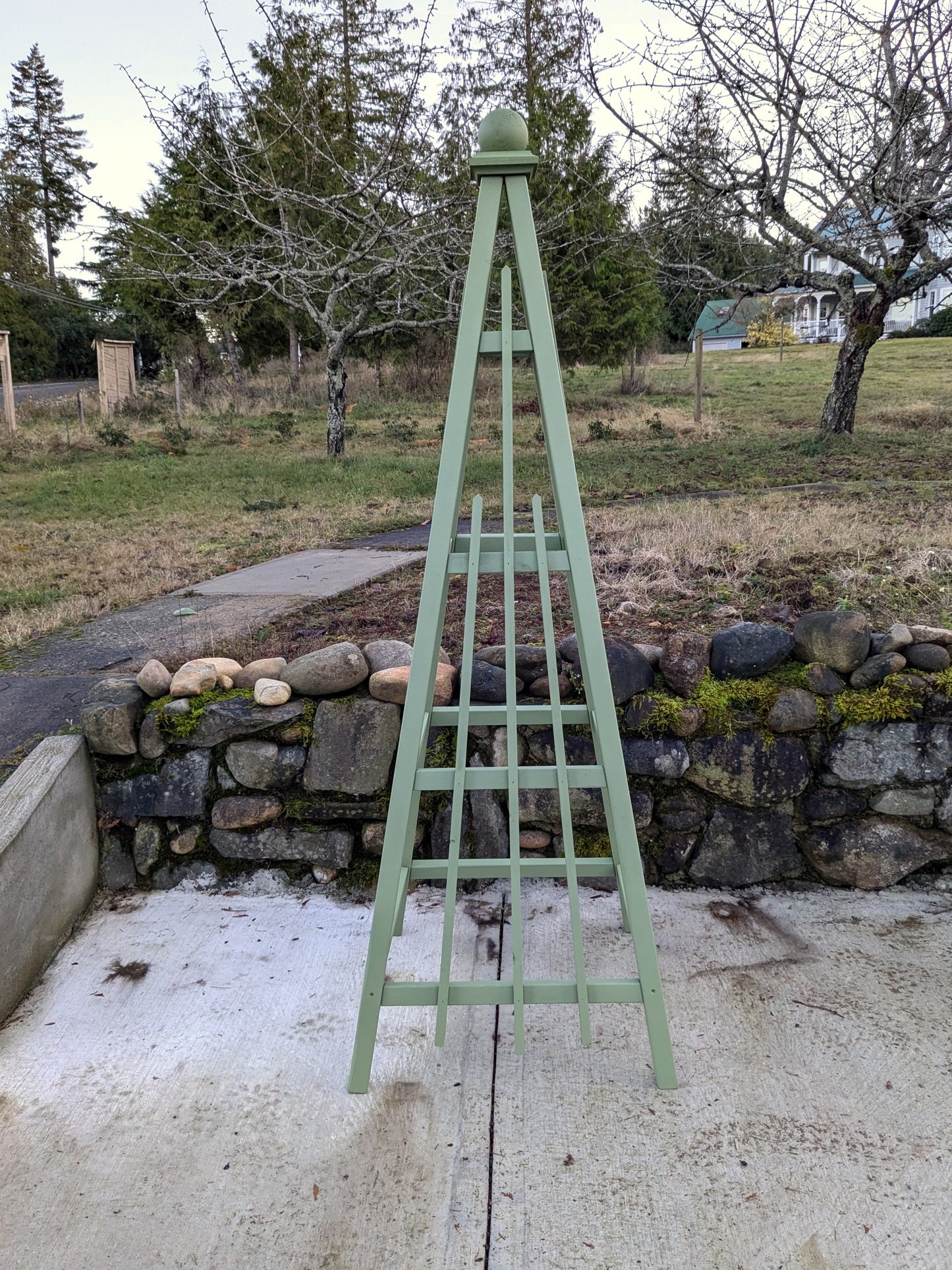 6' Cedar Obelisk with Moss Green Stain | 24" base with 3 pickets per side