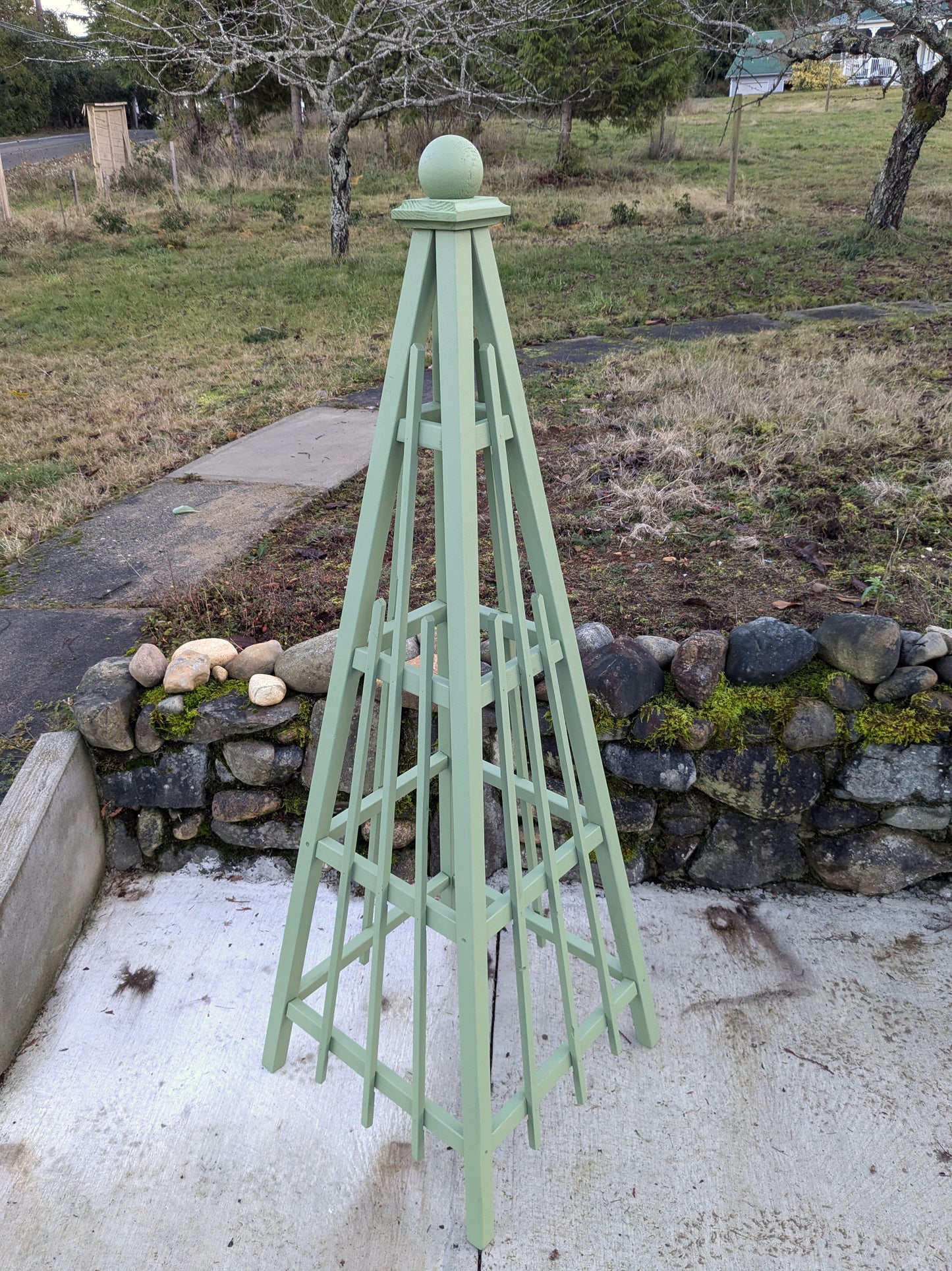 6' Cedar Obelisk with Moss Green Stain | 24" base with 3 pickets per side