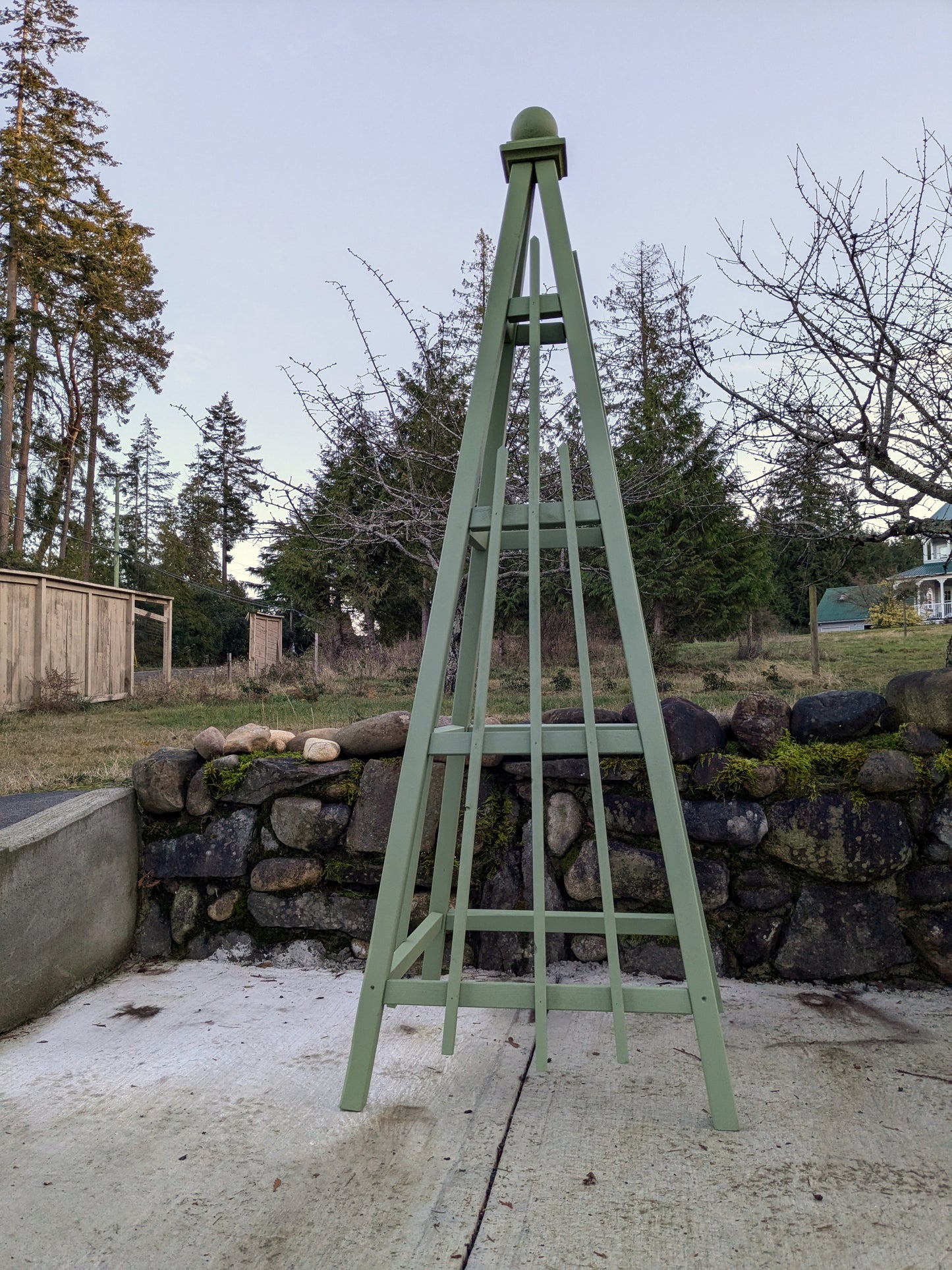 6' Cedar Obelisk with Moss Green Stain | 24" base with 3 pickets per side